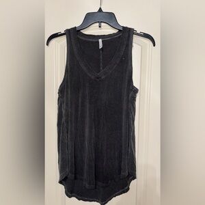 Z Supply Tank. V-neck. Distressed black. Size Small